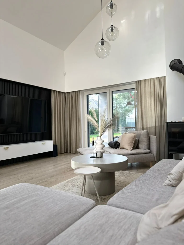 nowoczesny salon w domu – projekt wnętrza Prądocin