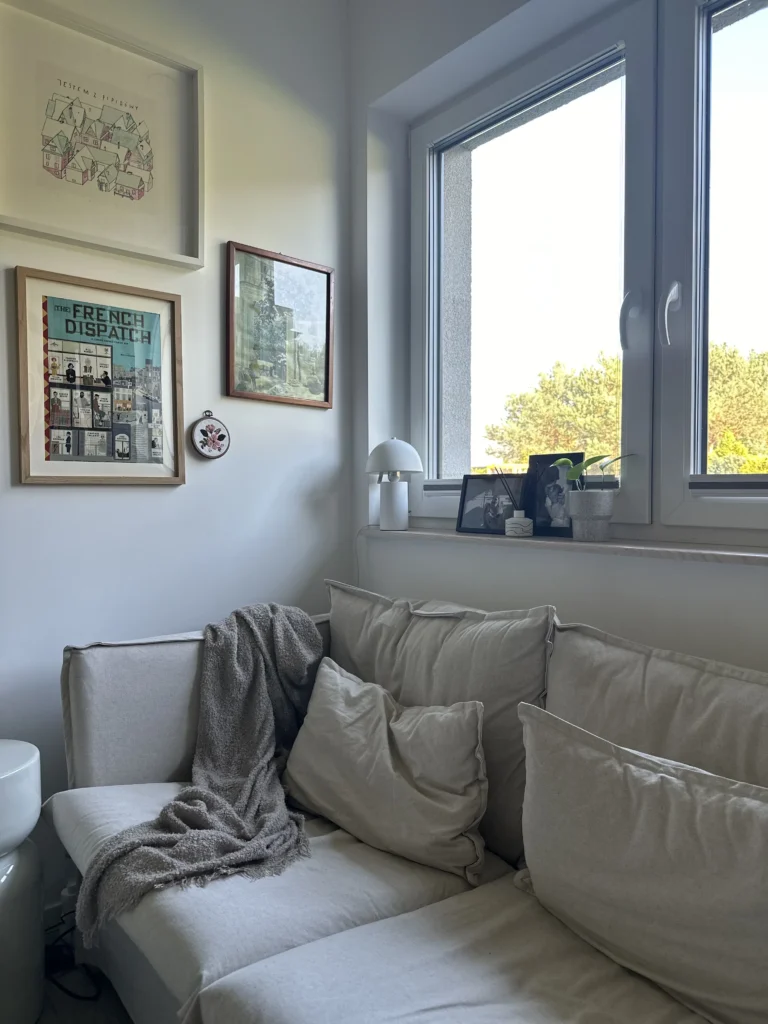 przytulna strefa rozmów w biurze