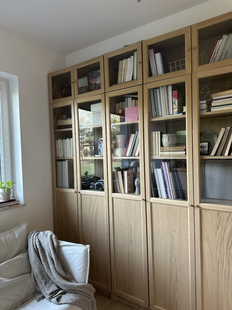 zabudowa meblowa w biurze – projekt wnętrza