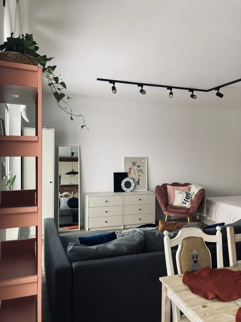 aranżacja salonu w kawalerce 35 m² w stylu boho vintage