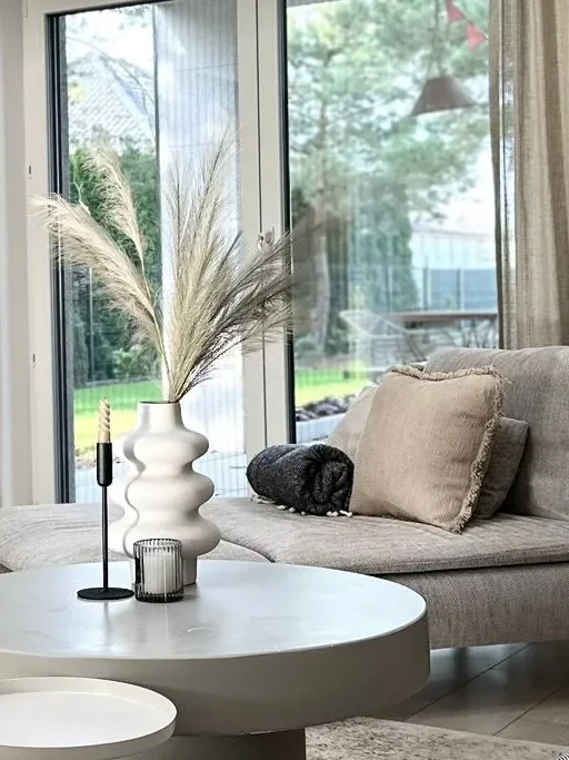 nowoczesny salon w domu – projekt wnętrza Prądocin