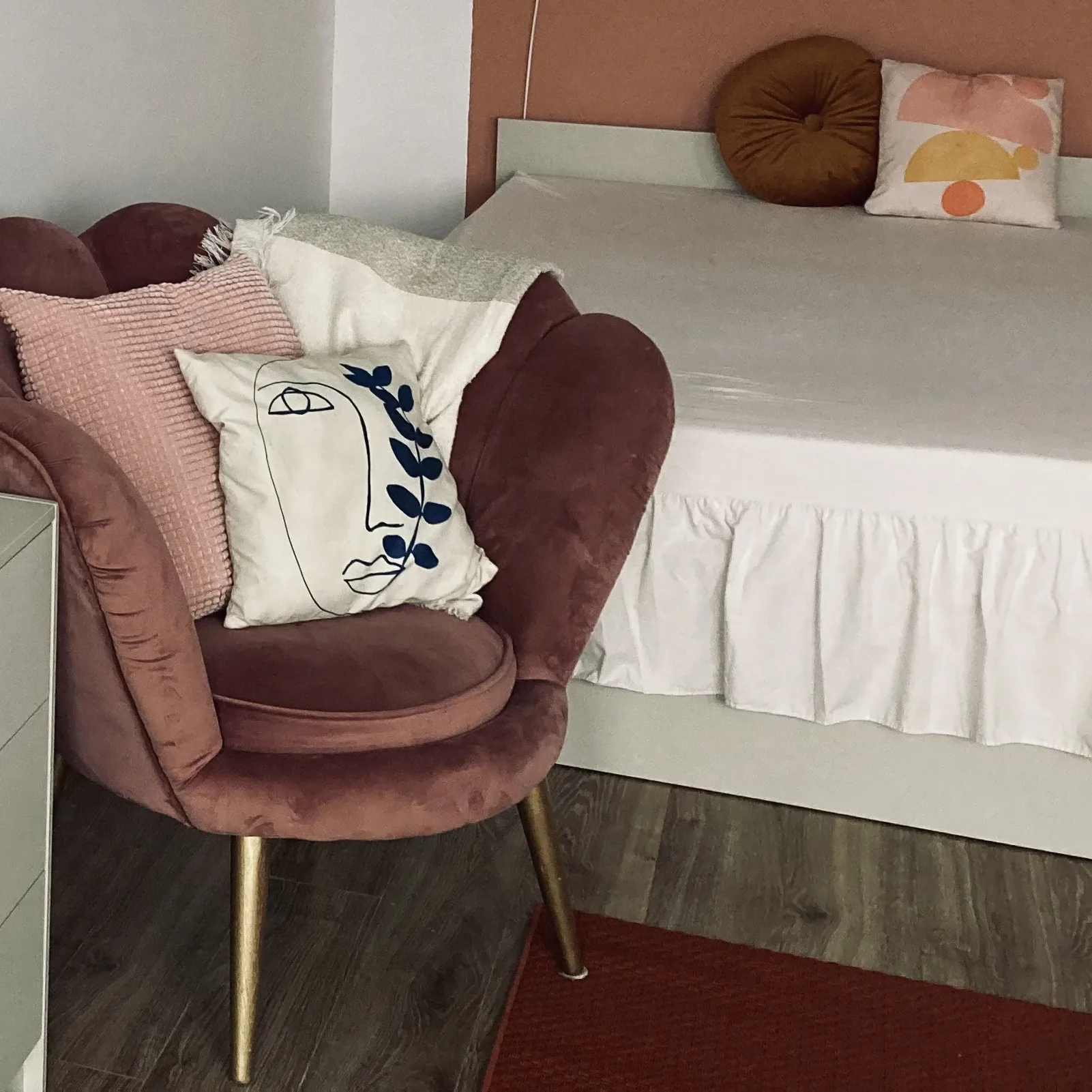 detal sypialni w kawalerce – styl boho vintage