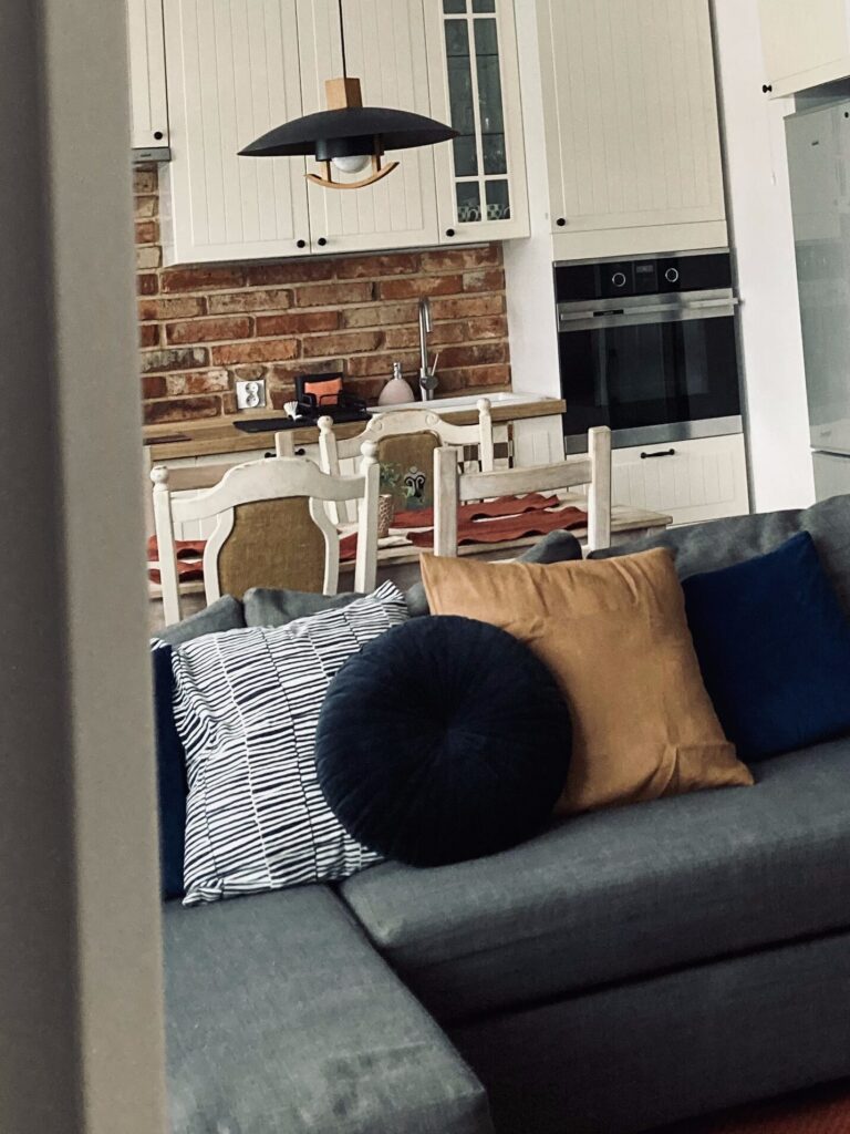 odbicie kanapy w lustrze w kawalerce 35 m² – projekt wnętrza Gdańsk